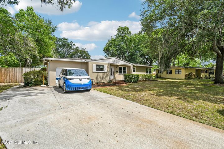 Property Photo: 3845 Miruelo Circle S FL 32217