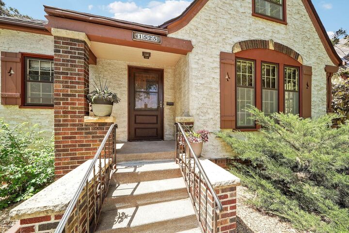 Property Photo: 1525 Asbury Street MN 55108
