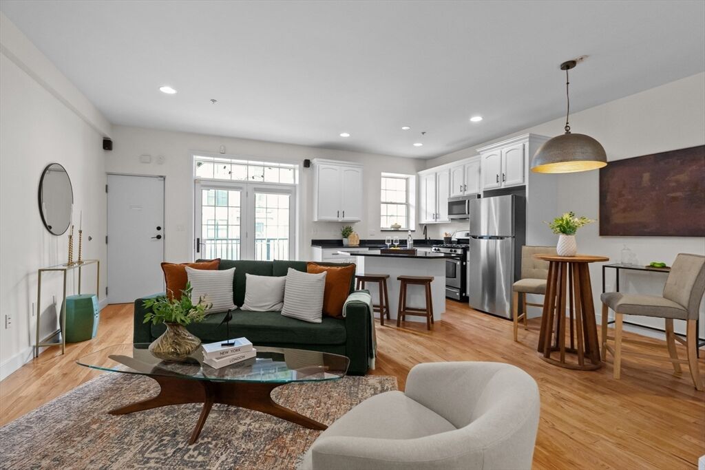 Property Photo:  381 W Broadway 4  MA 02127 