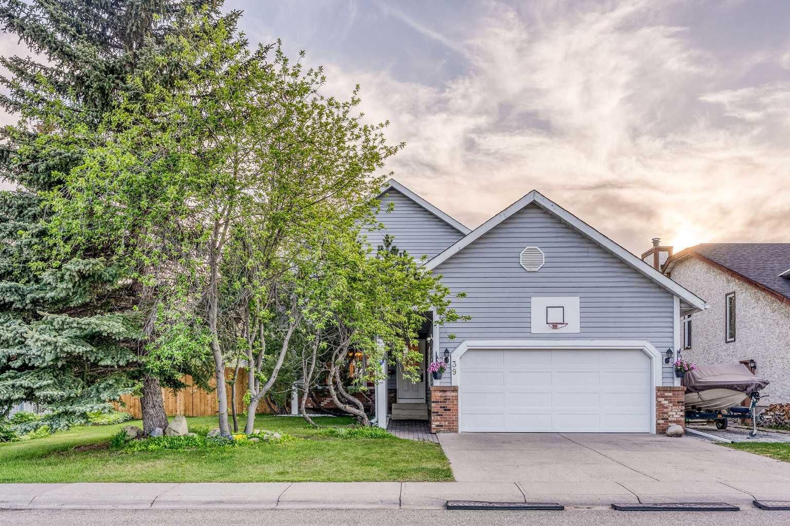 Property Photo: 39 Woodmont Way SW AB T2W 4L7