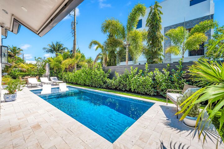 Property Photo: 618 NE 15th Avenue FL 33304