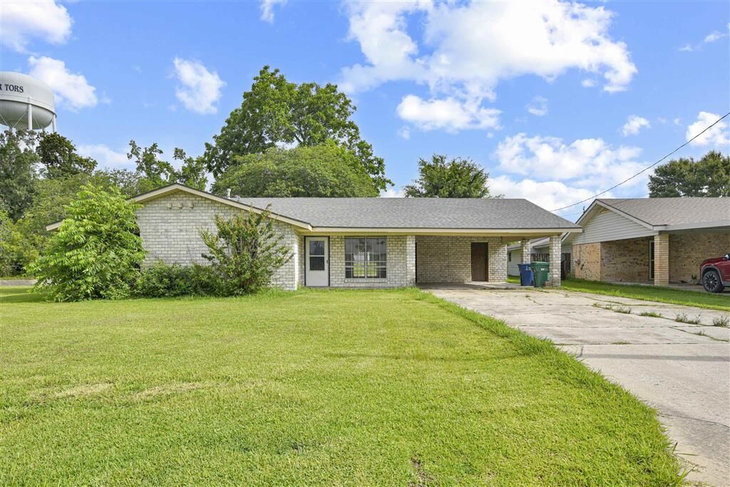 Property Photo: 2401 Mary Ann Drive LA 70663