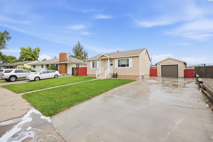 Property Photo:  1910 Everest Ave  WA 99354 
