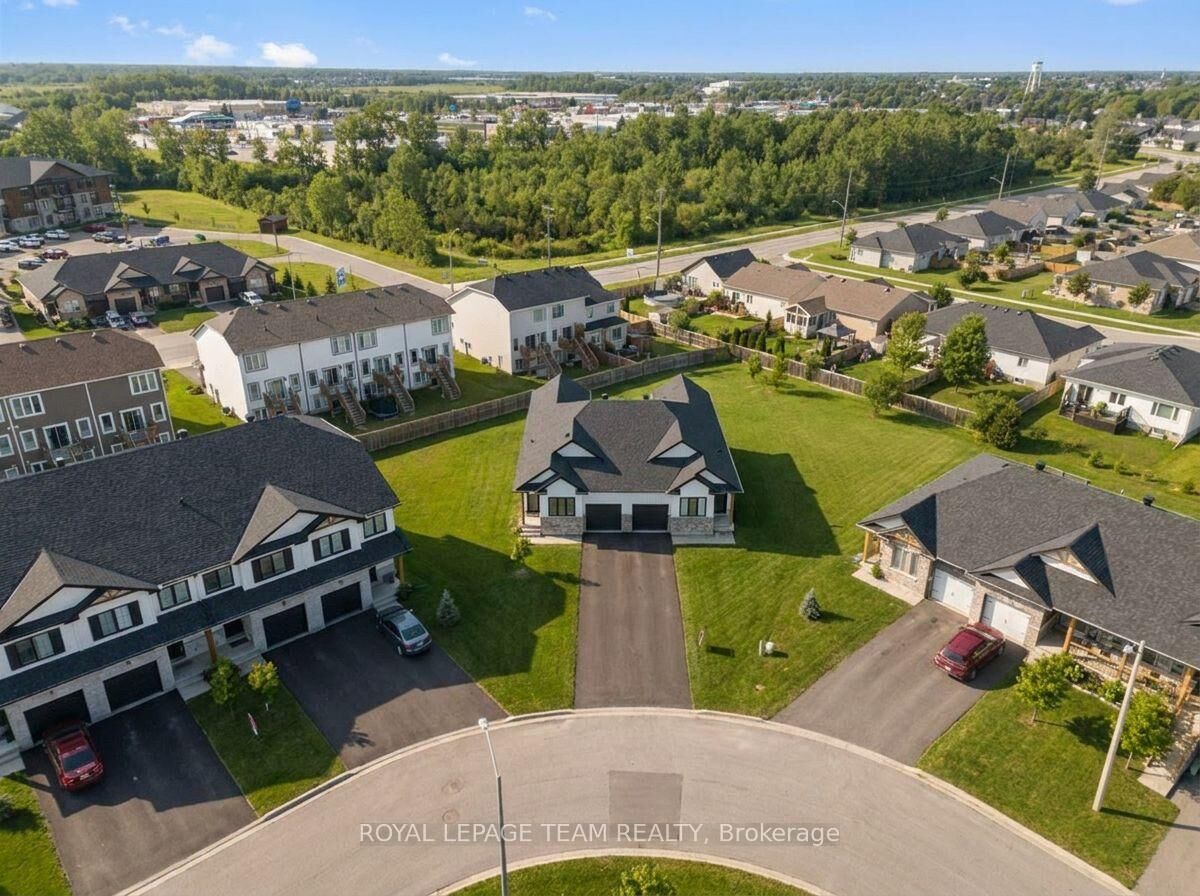Property Photo:  52 Whitcomb Crescent  ON K7A 0C2 