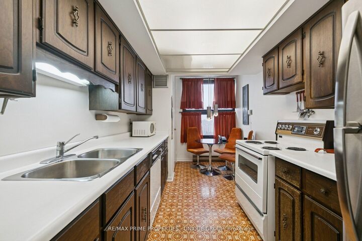 Property Photo: 1300 Bloor Street 1801 ON L4Y 3Z2