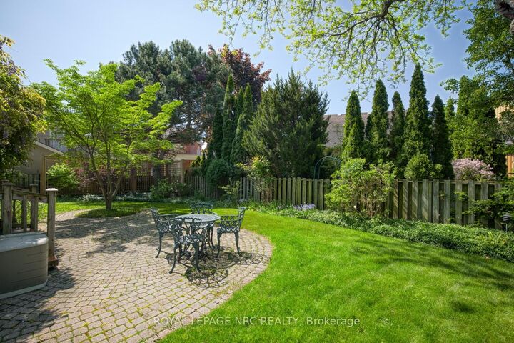 Property Photo: 35 Garrison Village Drive ON L0S 1J0