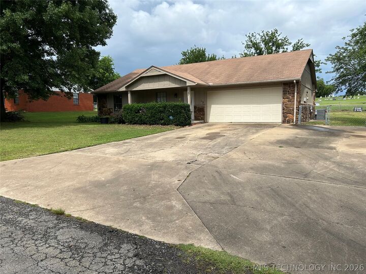 Property Photo:  82 S Gladd Road  OK 74434 