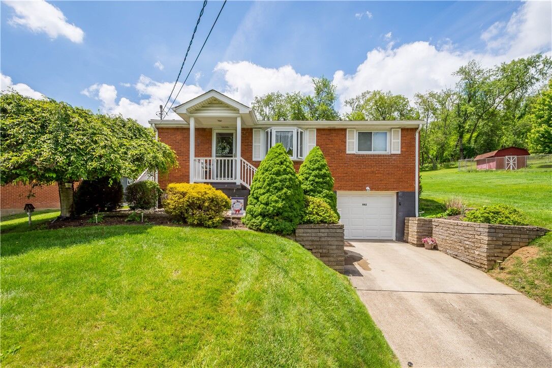 Property Photo:  942 Scenery Dr  PA 15037 