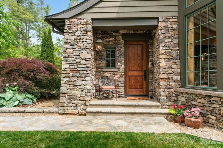Property Photo:  85 Chauncey Circle  NC 28803 