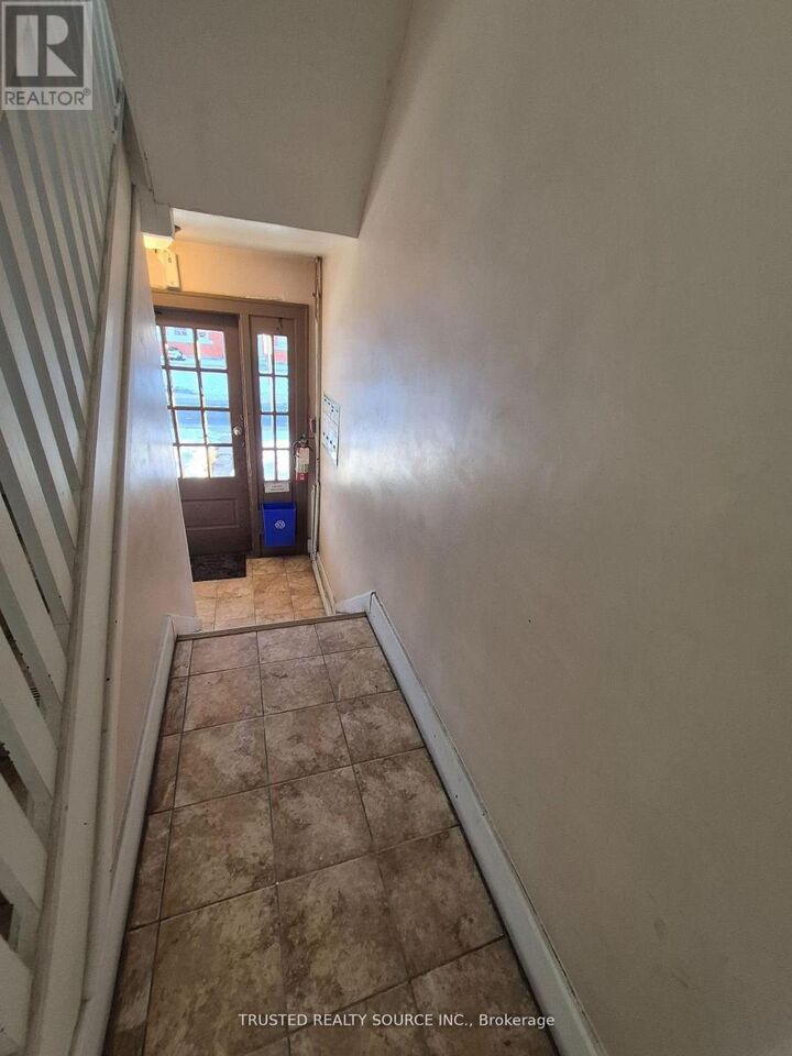Property Photo:  1614 Ontario Street #3  ON N8Y 1M6 