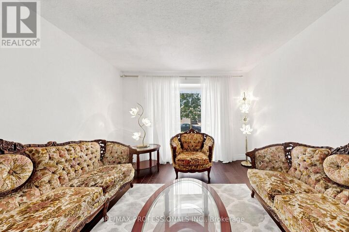 Property Photo: 970 Silversmith Drive ON L5V 1E7