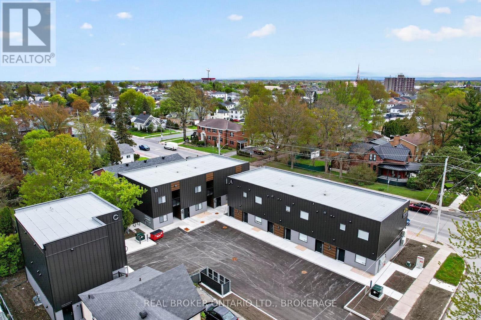 Property Photo: 600 Second Street East Unit #8B ON K6H 4H3