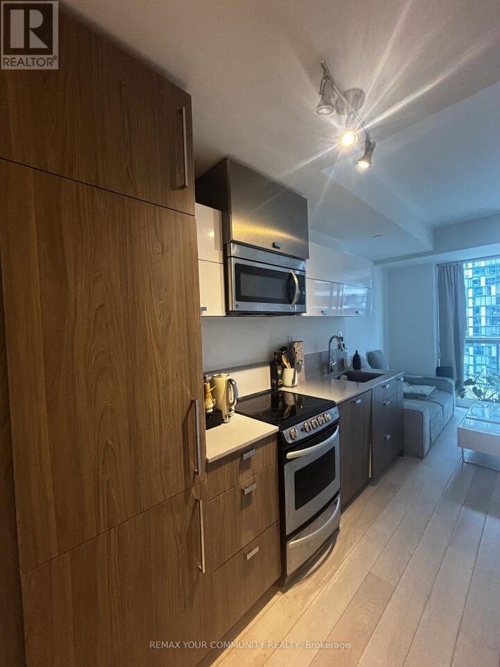 Property Photo:  290 Adelaide Street West 2102  ON M5V 0P3 