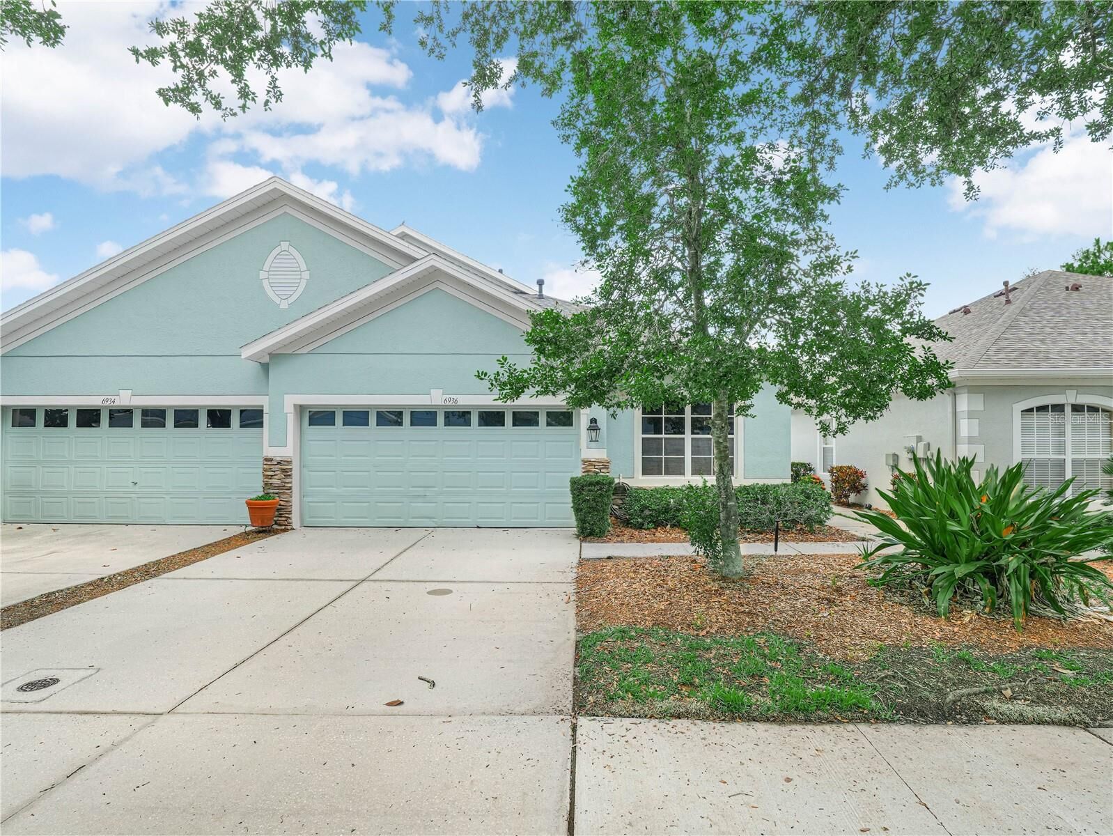 Property Photo: 6936 Surrey Oak Drive FL 33572