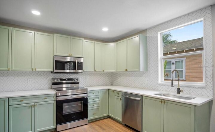 Property Photo: 908 E 20th Avenue FL 33605