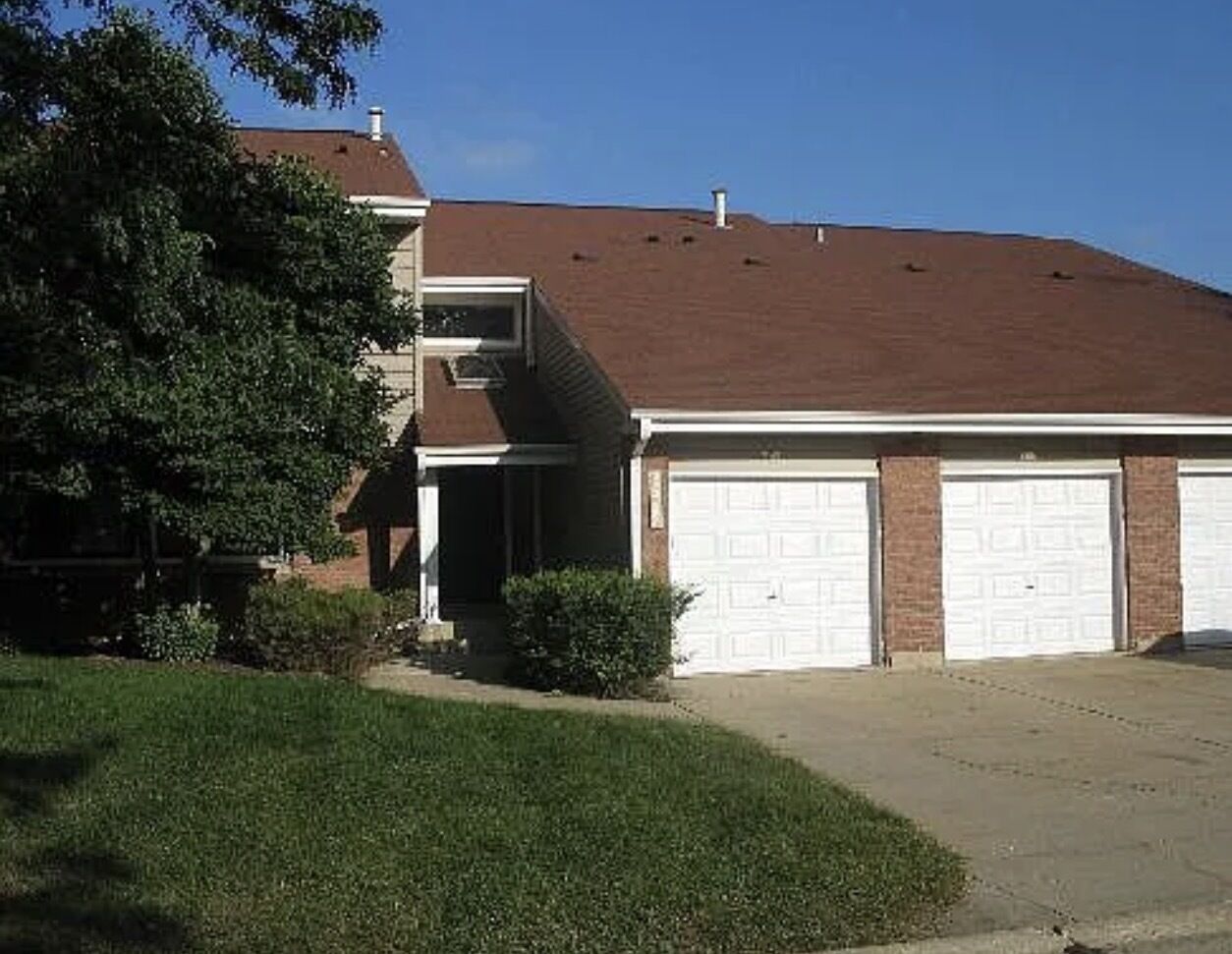 Property Photo:  995 S Pinetree Circle 995  IL 60089 