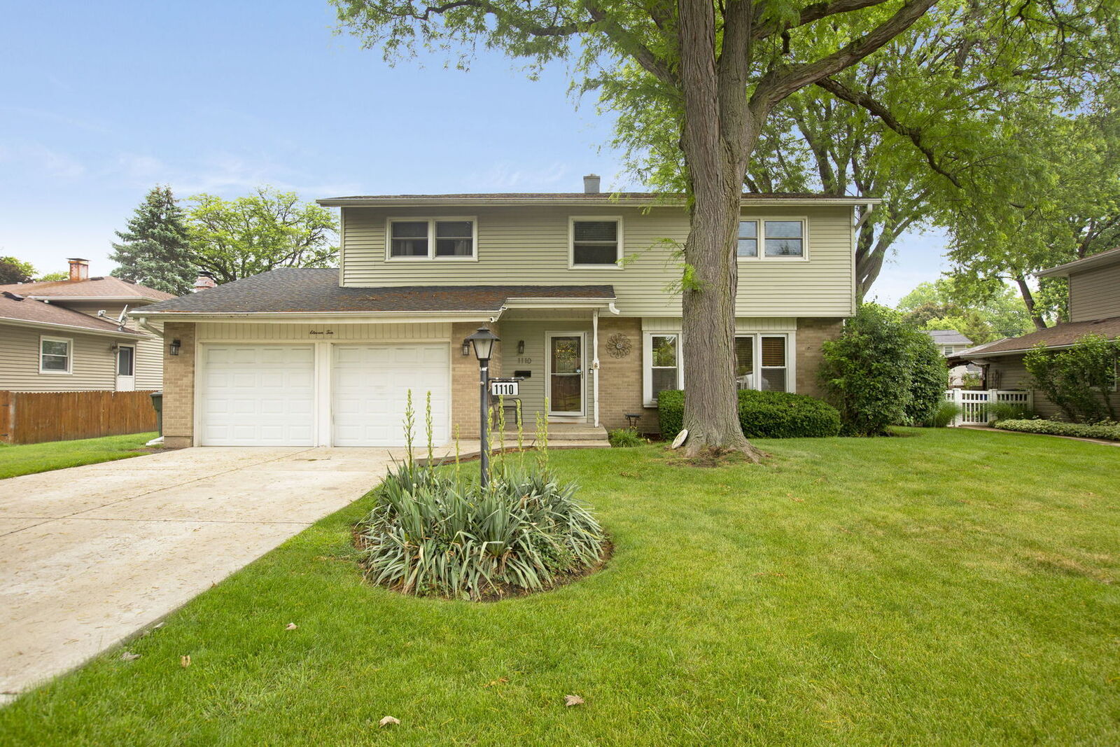 Property Photo:  1110 E Dogwood Lane  IL 60056 