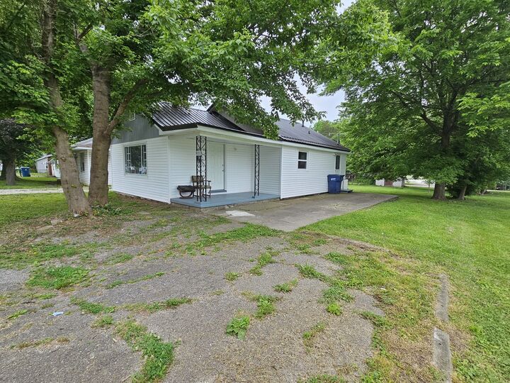 Property Photo:  911 S 25th Street  IL 62864 