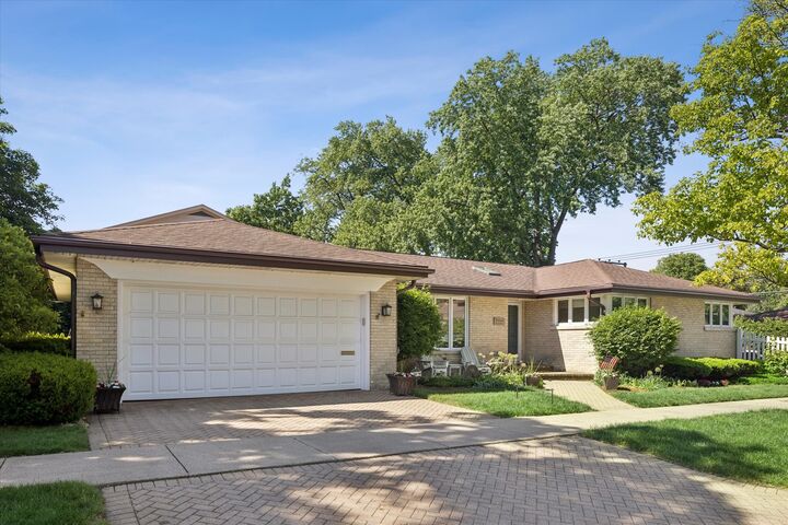 Property Photo:  116 E Adams Street  IL 60126 