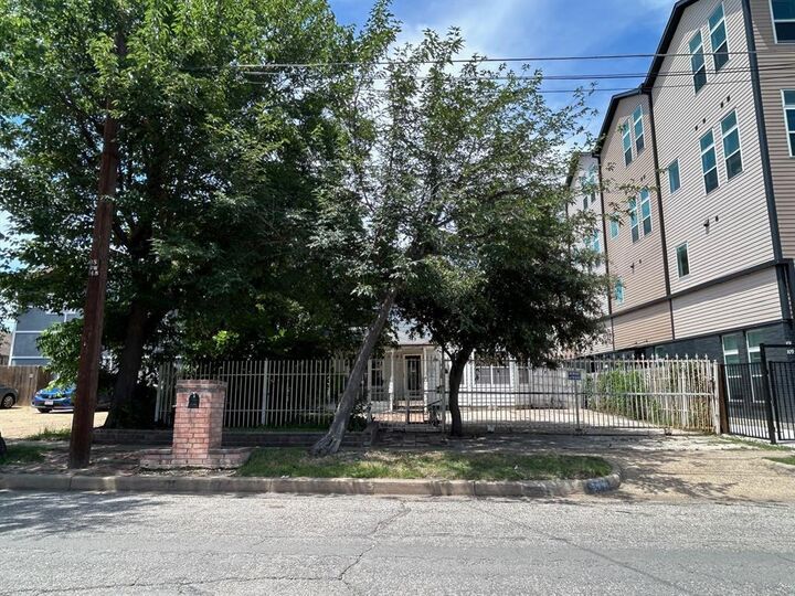 Property Photo:  731 W 10th Street  TX 75208 