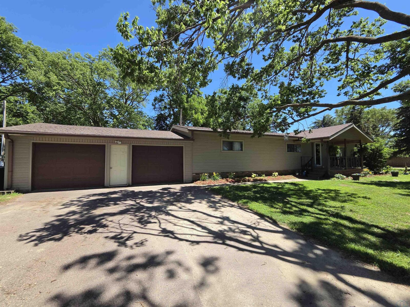 Property Photo: 1586 Gateway Dr. NE 68776