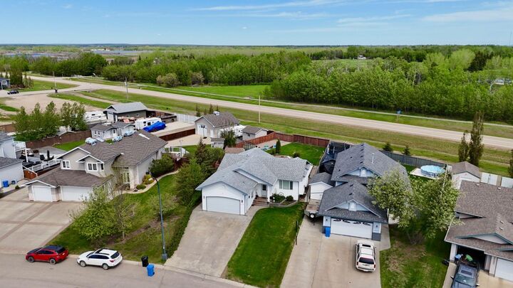 Property Photo: 11345 110 Avenue Crescent AB T0H 1L0