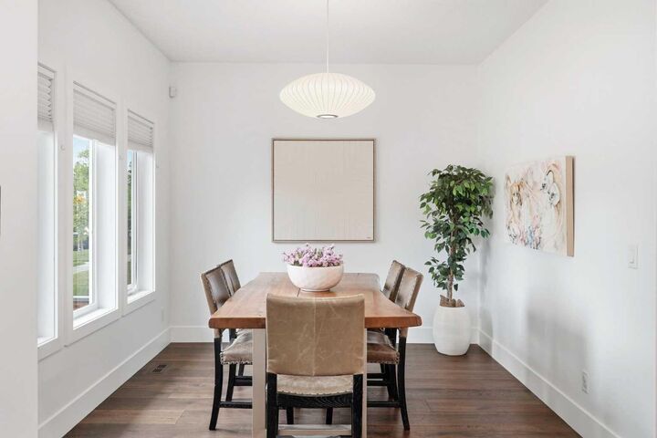 Property Photo:  226 11 Avenue NW  AB T2M 0A2 