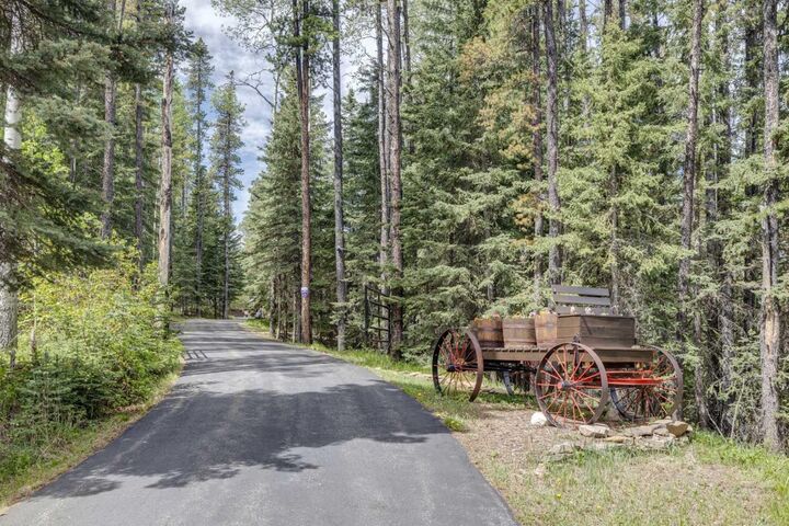 Property Photo: 4 Highlands Place AB T0L 0K0
