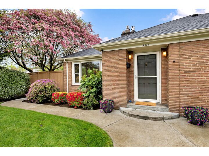 Property Photo:  201 NW 46th St  WA 98663 