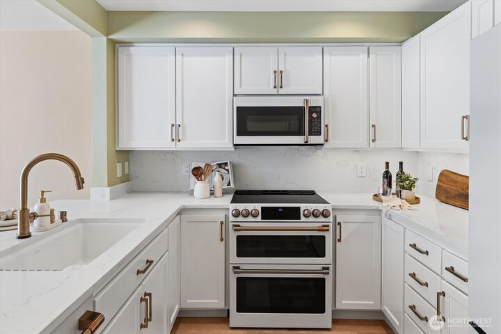 Property Photo: 225 4th Avenue B401 WA 98033