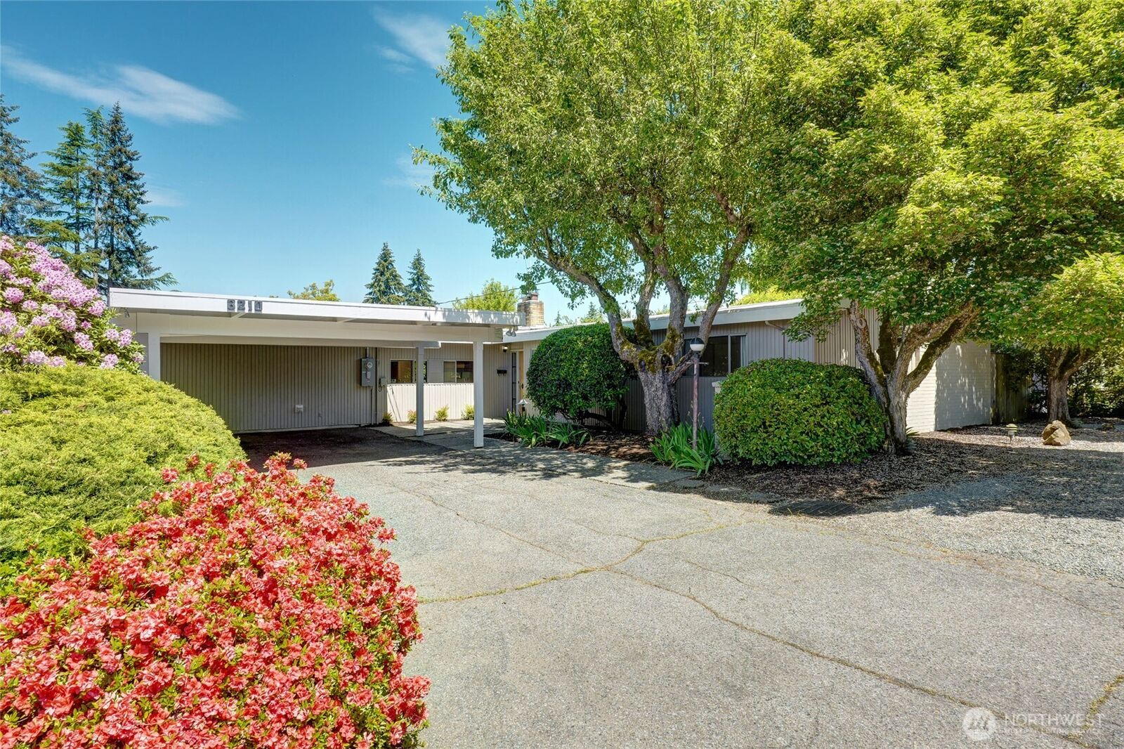 Property Photo:  8210 SE 36th Street  WA 98040 