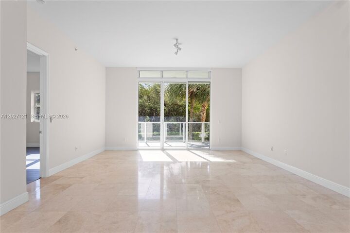 Property Photo: 15051 Royal Oaks Ln 101 FL 33181
