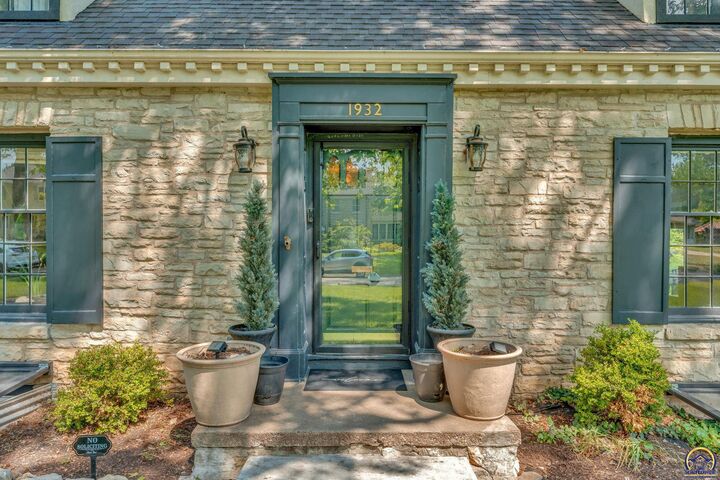Property Photo:  1932 SW Westwood Dr  KS 66604 