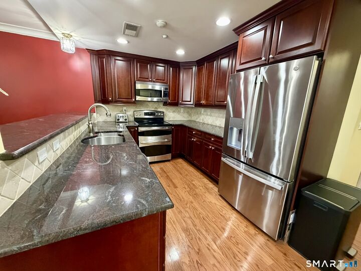 Property Photo: 30 Schoolhouse Drive 105 CT 06110