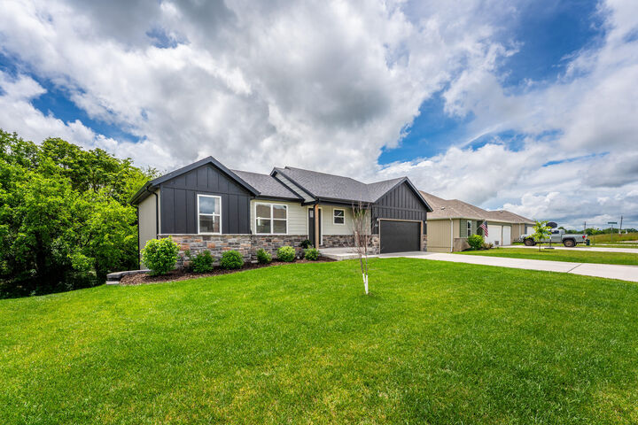 Property Photo:  1444 E Macon Street  MO 65738 
