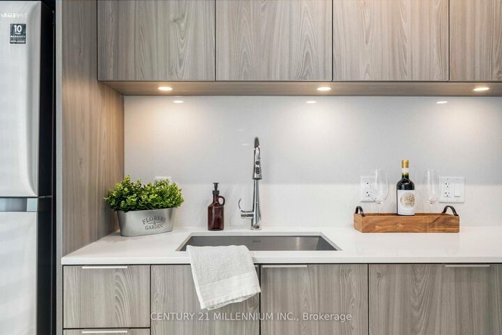 Property Photo:  357 King Street W 905  ON M5V 0S7 