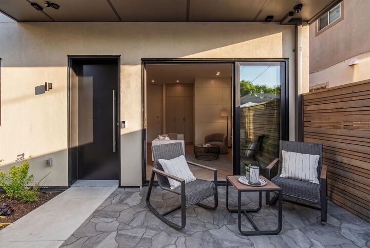Property Photo: 364 E 23rd Avenue 2 BC V5V 1X5