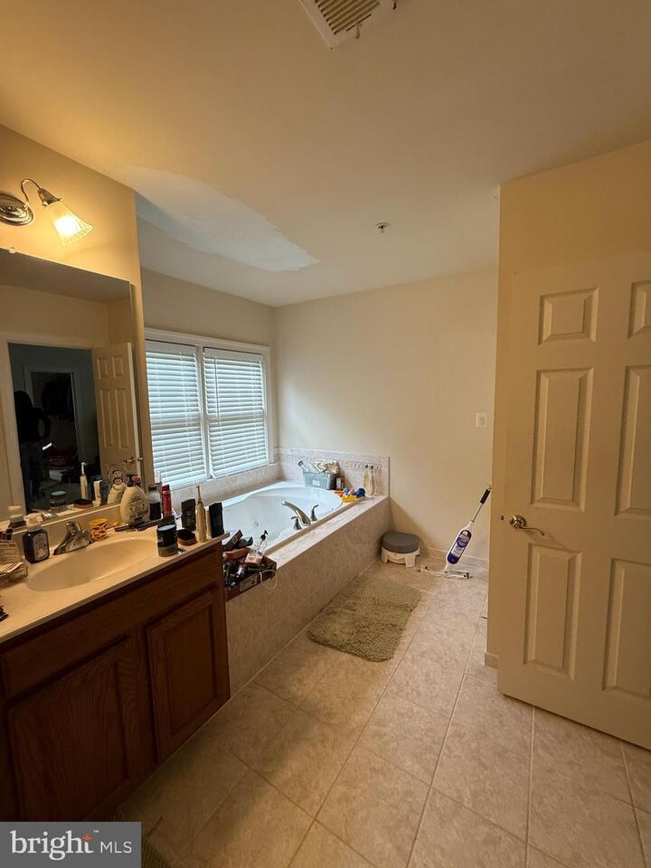 Property Photo:  