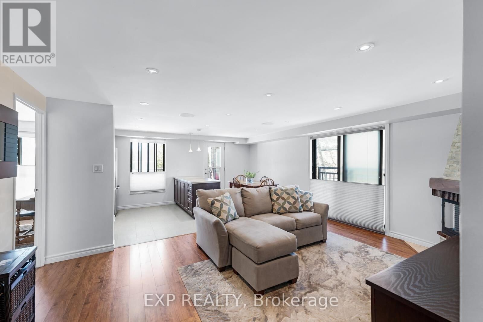 Property Photo: 15390 Yonge Street 104 ON L4G 1N8
