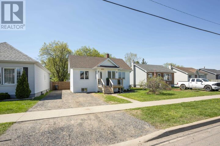 Property Photo:  236 Mary St W  ON P7E 4K6 
