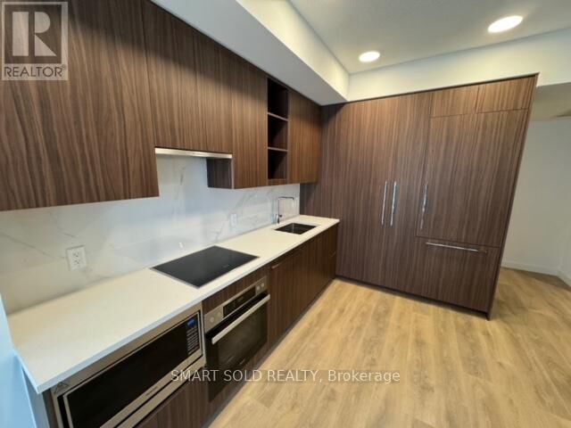 Property Photo:  27 McMahon Drive 2701  ON M2K 0J2 