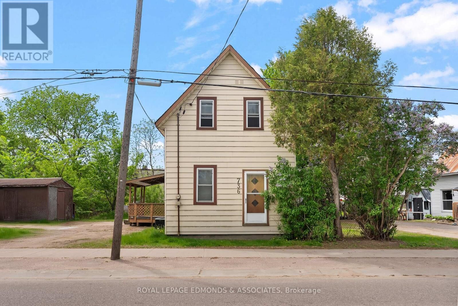 Property Photo:  736 Pembroke Street West  ON K8A 5P6 