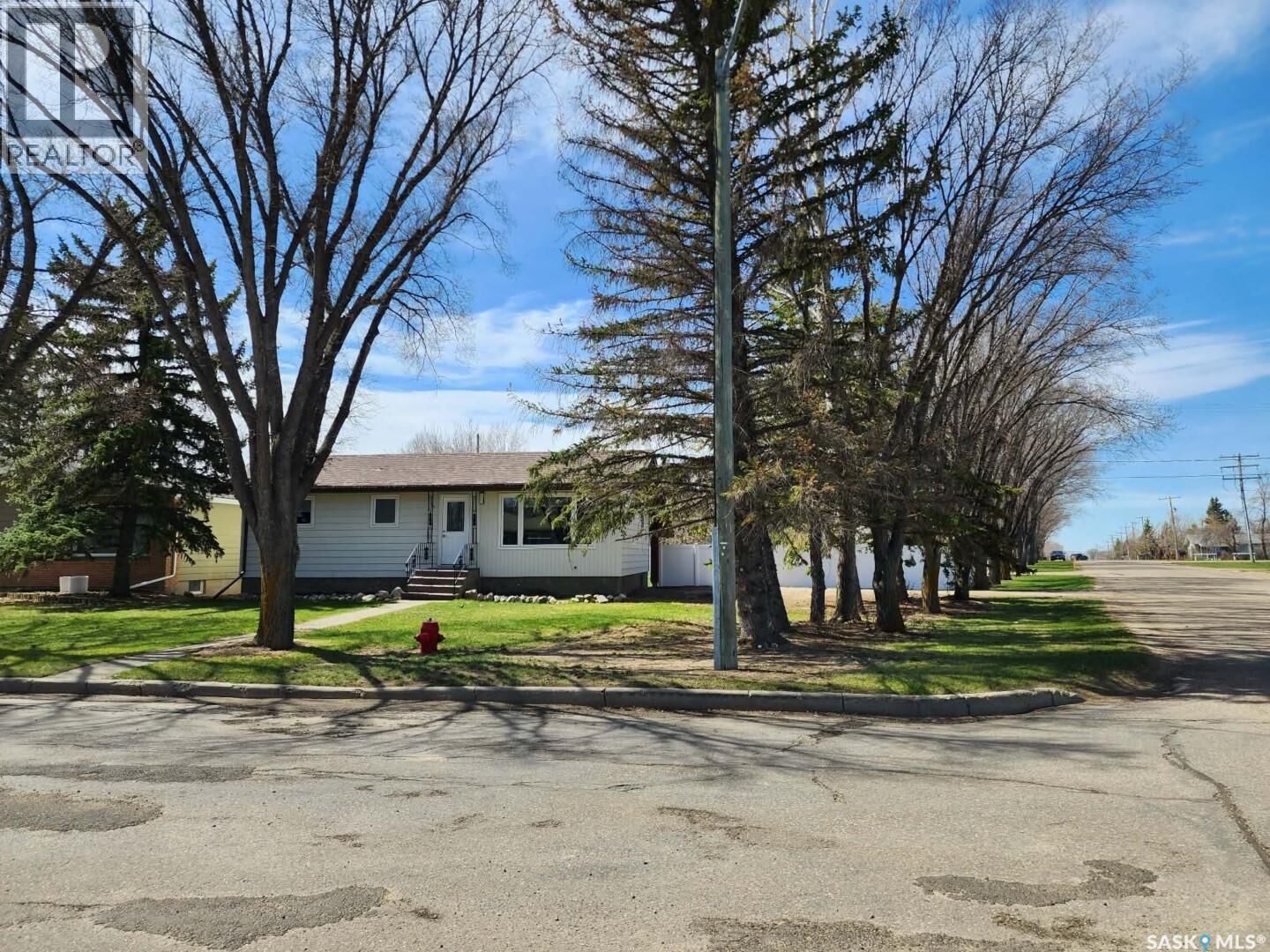 Property Photo:  891 2nd Street E  SK S0N 2M0 