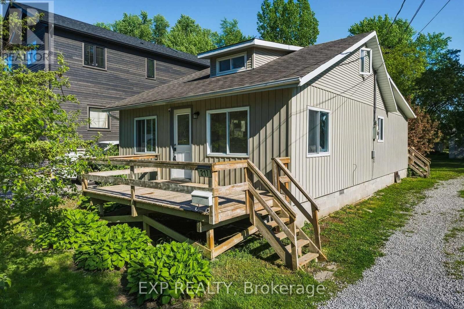 Property Photo:  217 Bayview Avenue  ON L4P 2T3 