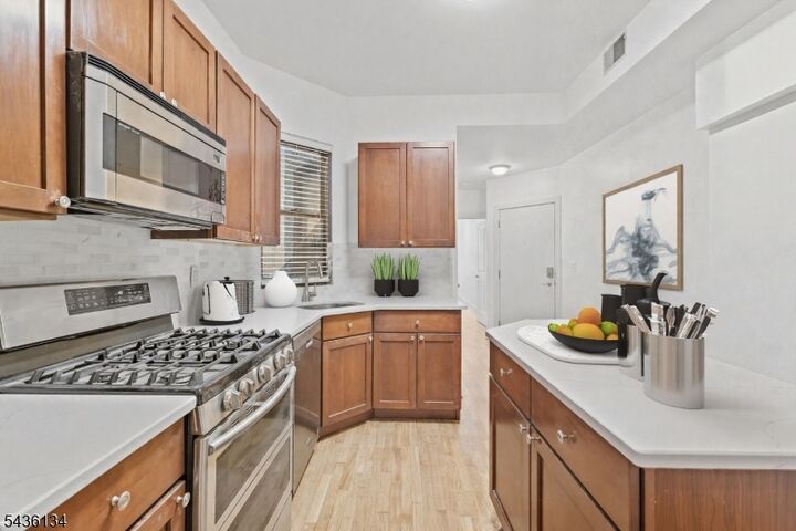 Property Photo:  340 Pavonia Ave 1R  NJ 07302 