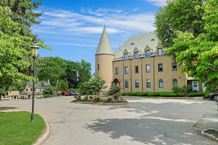 Property Photo:  100 Chateau Lane 8  NY 10532 