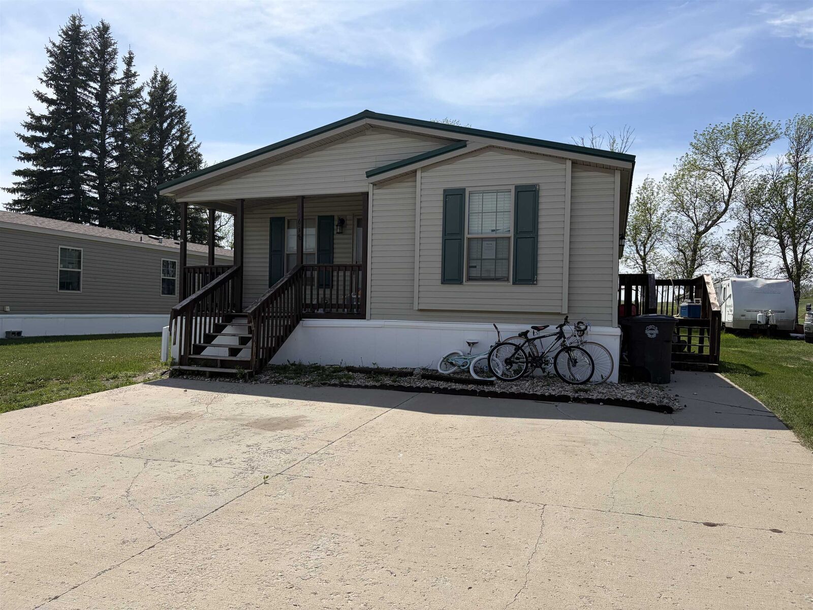 Property Photo:  618 Frontier Lane  ND 58784 