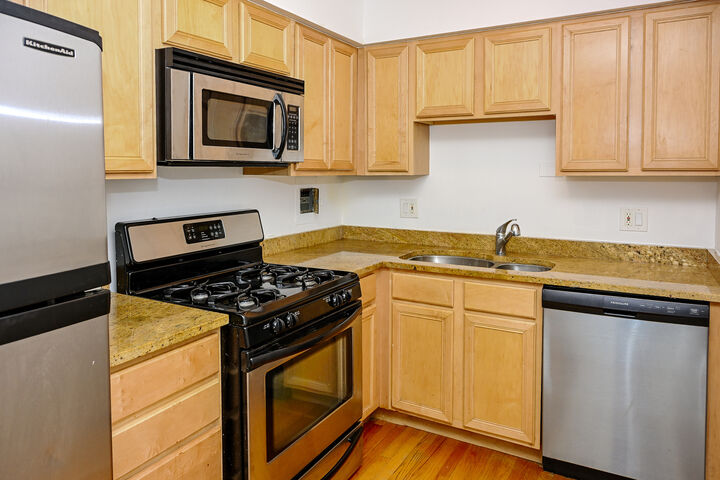Property Photo: 1415 W Lunt Avenue 408 IL 60626