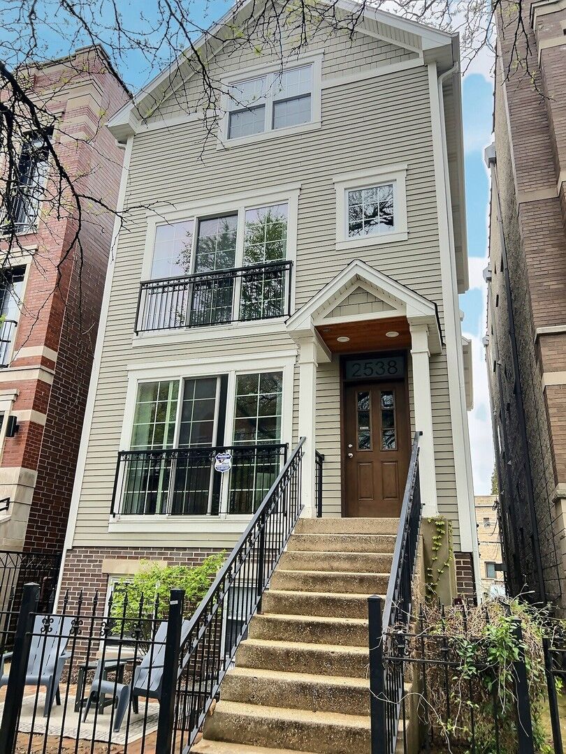 Property Photo:  2538 N Southport Avenue 2F  IL 60614 