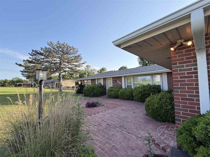 Property Photo:  200 Fairview Ave  OK 74601 